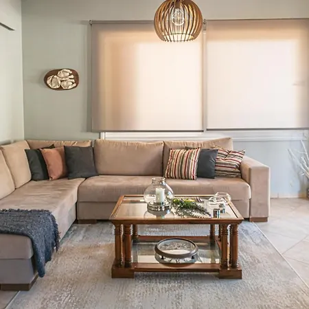 Apartment 2bdrm Glyfada - Jacuzzi, Garden & Parking