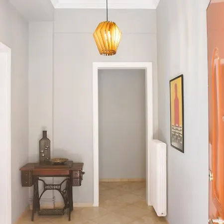 2bdrm Glyfada - Jacuzzi, Garden & Parking * Athens