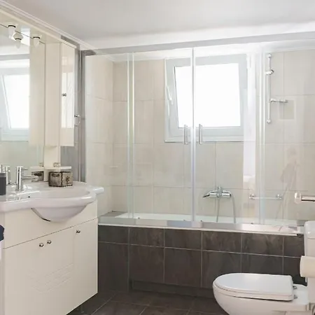 2bdrm Glyfada - Jacuzzi, Garden & Parking Apartment Athens