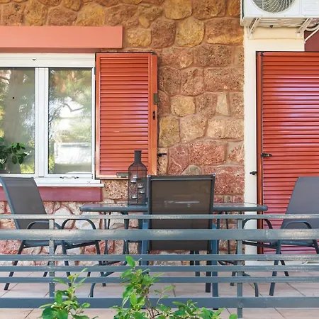 2bdrm Glyfada - Jacuzzi, Garden & Parking Apartment *