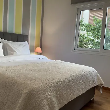 2bdrm Glyfada - Jacuzzi, Garden & Parking Apartment
