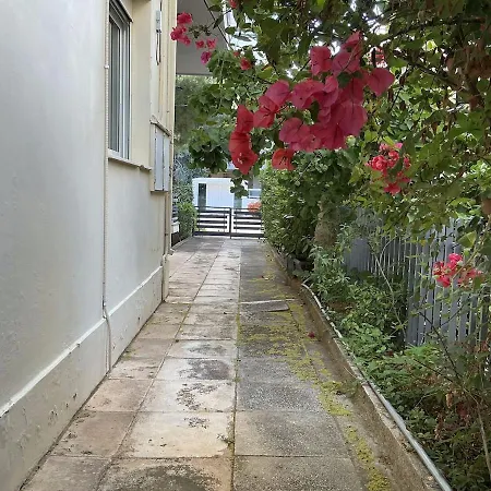 Apartment 2bdrm Glyfada - Jacuzzi, Garden & Parking