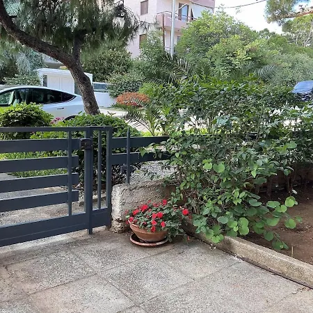 2bdrm Glyfada - Jacuzzi, Garden & Parking Athens
