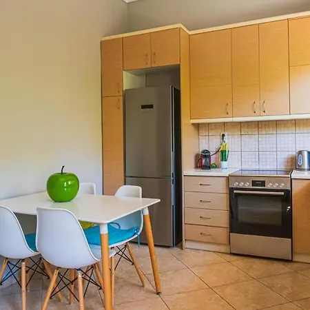 2bdrm Glyfada - Jacuzzi, Garden & Parking Apartment